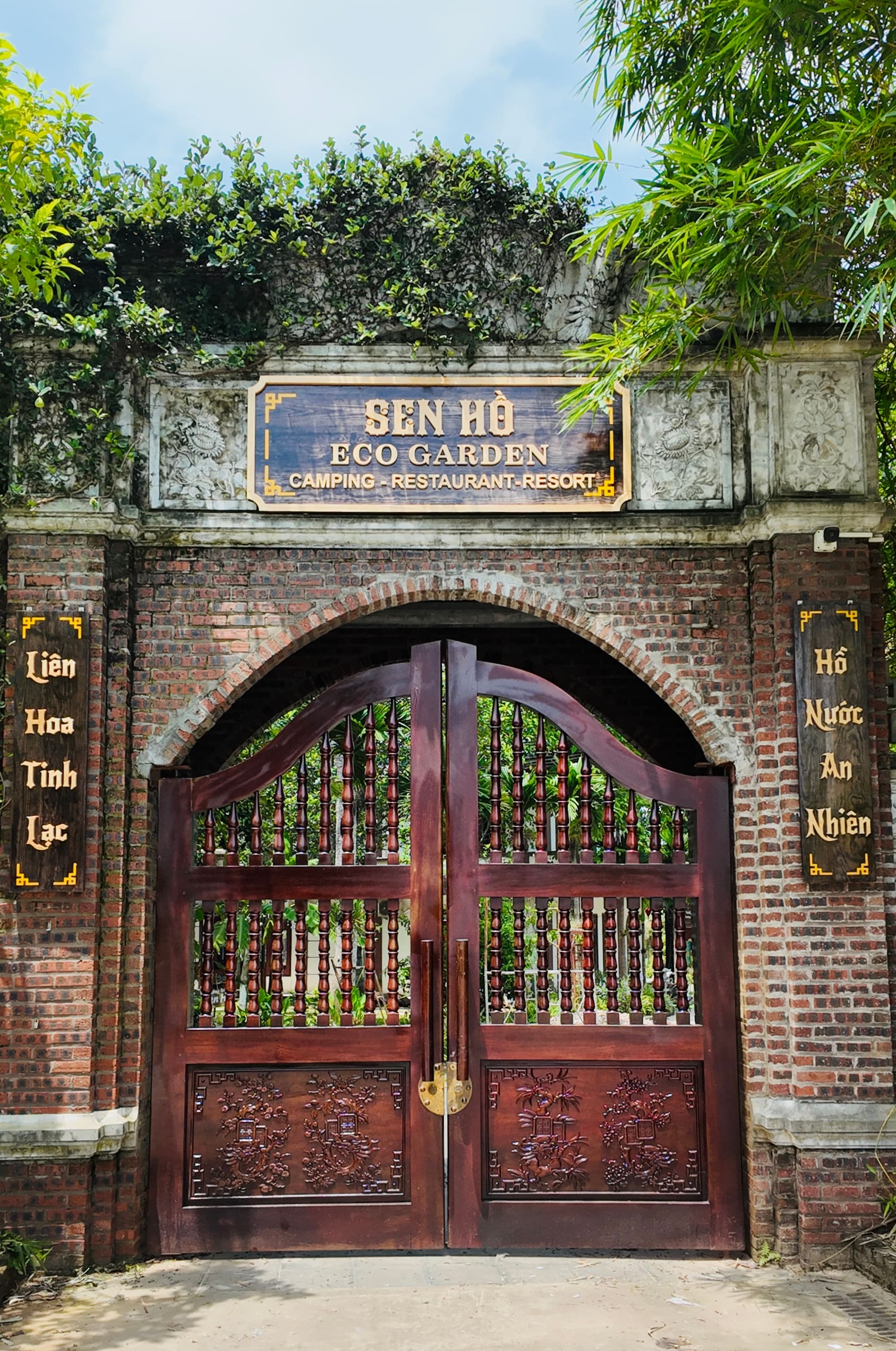 Cổng chính Sen Hồ Eco Garden