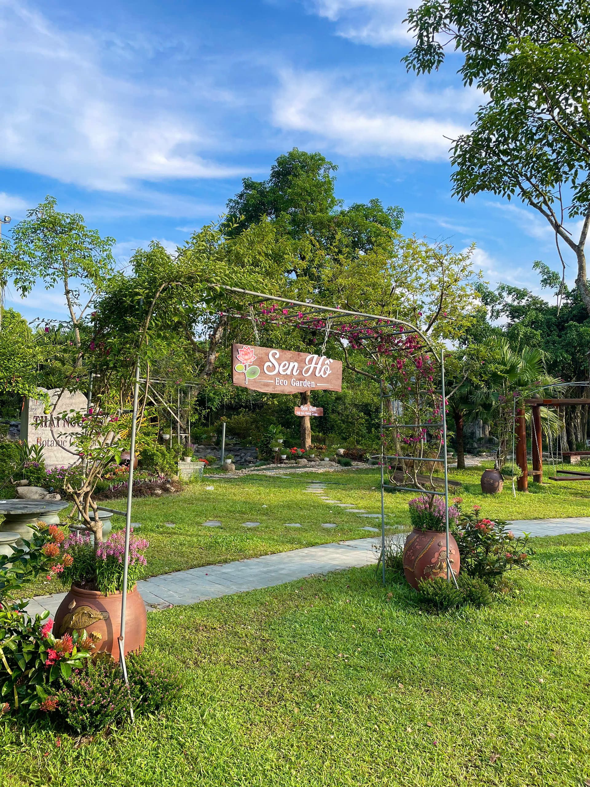 Cổng Sen Hồ Eco Garden