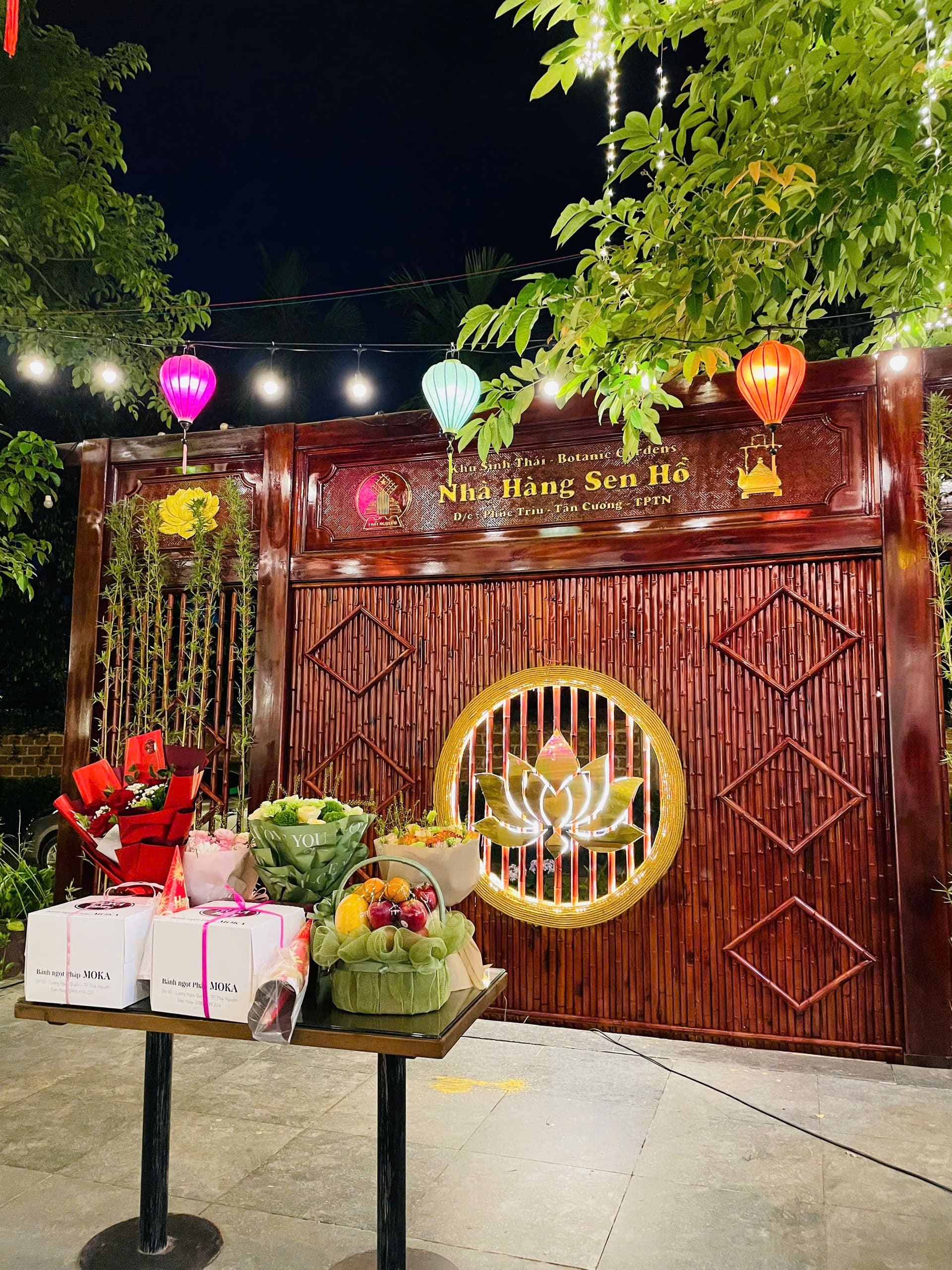 Biển nhà hàng đêm